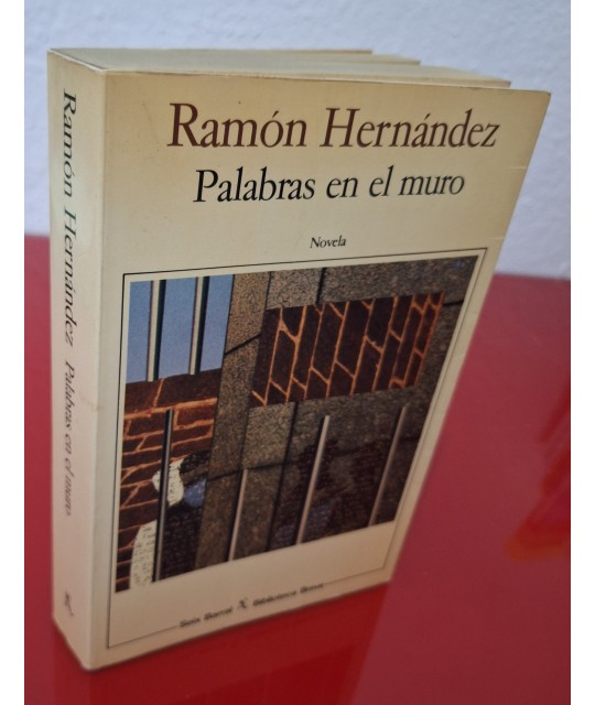 PALABRAS EN EL MURO - HERNÁNDEZ, R.